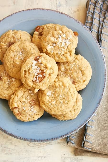Easy Salted Caramel Cashew Oatmeal Cookies