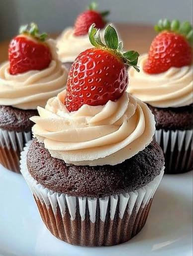 The Best Ghirardelli Chocolate And Strawberries Cupcakes