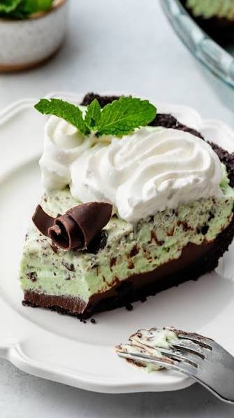 Brownie Bottom Mint Chip Mousse Pie