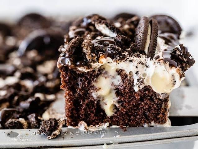 Cookies And Cream Pudding Poke Cake