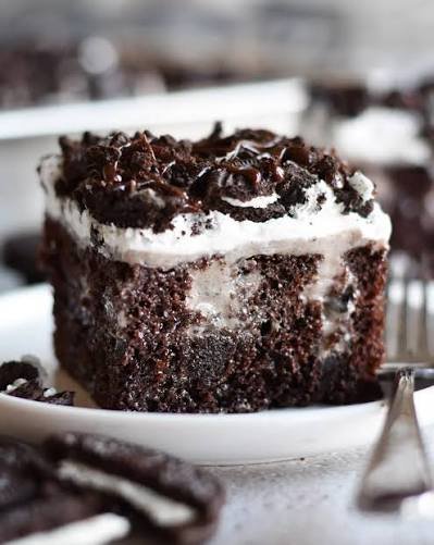 Cookies And Cream Pudding Poke Cake