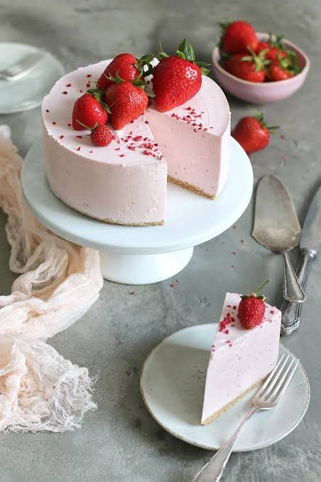 Creamy No Bake Strawberry Mousse Cake